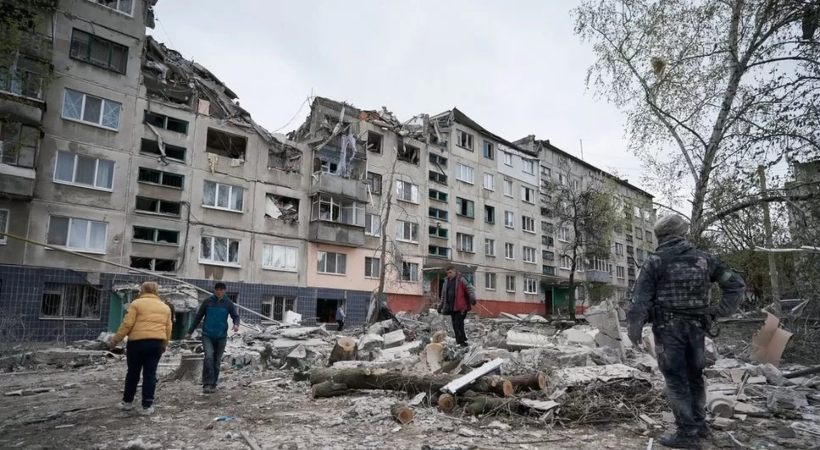 Civilians killed in Russian strike on Ukraine homes