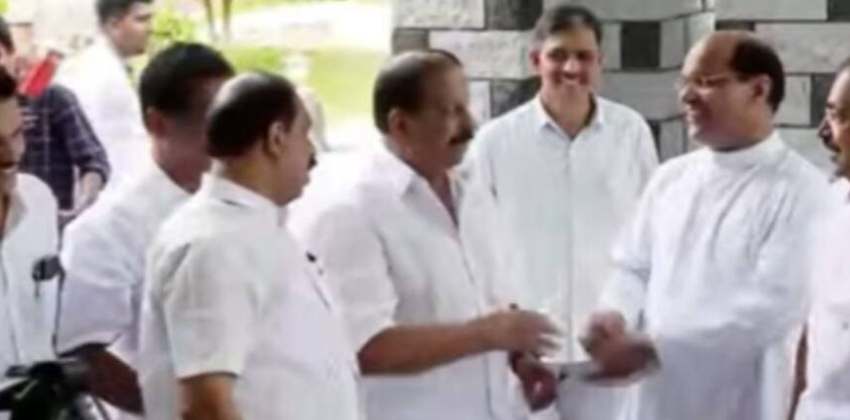 k-sudhakaran-visits-thalassery-archbishop-joseph-pamplani