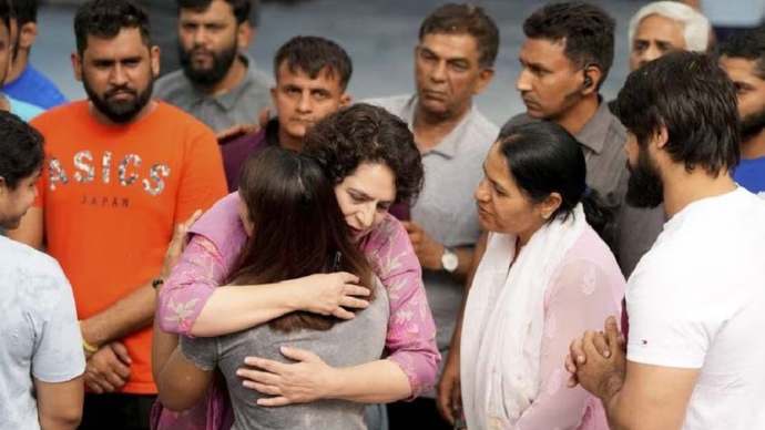 priyanka-gandhi-meets-wrestlers-at-jantar-mantar-expresses-solidarity