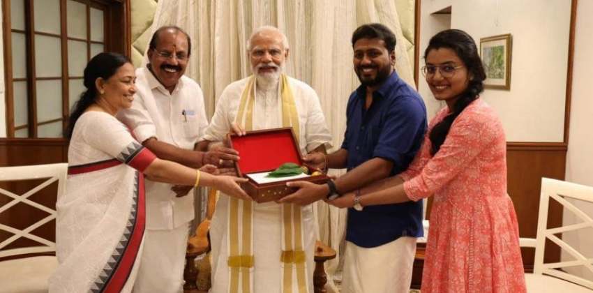 vishnu-mohan-invites-narendra-modi-for-his-wedding (1)