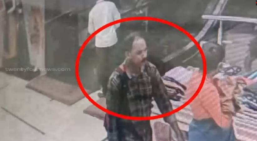 girl attacked in shopping mall