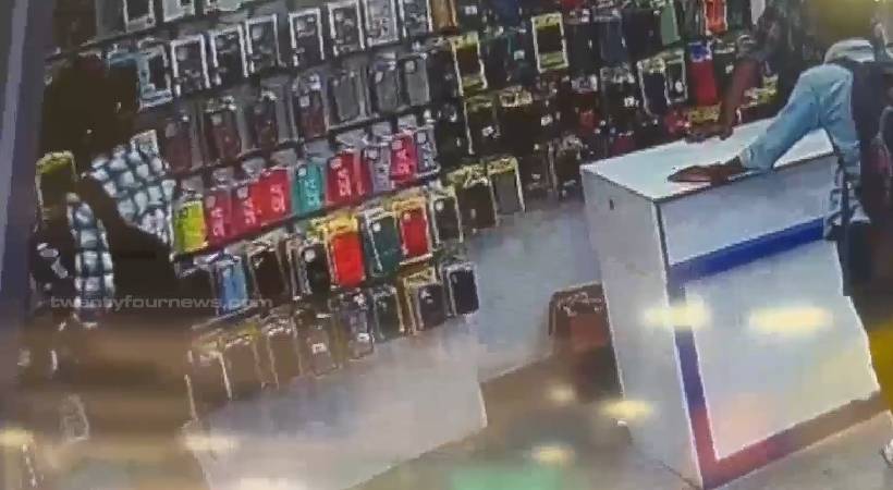 kollam ayur mobile phone theft cctv visuals