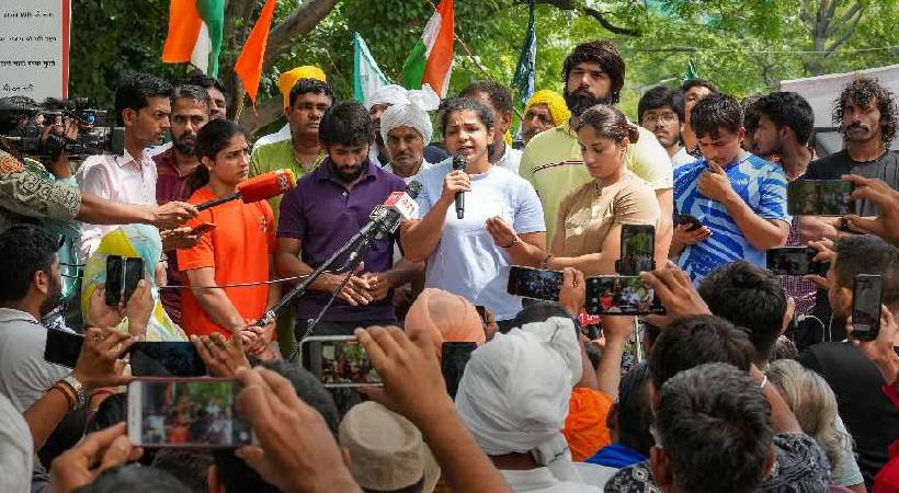 Sakshi Malik and Vinesh Phogat in Police custody