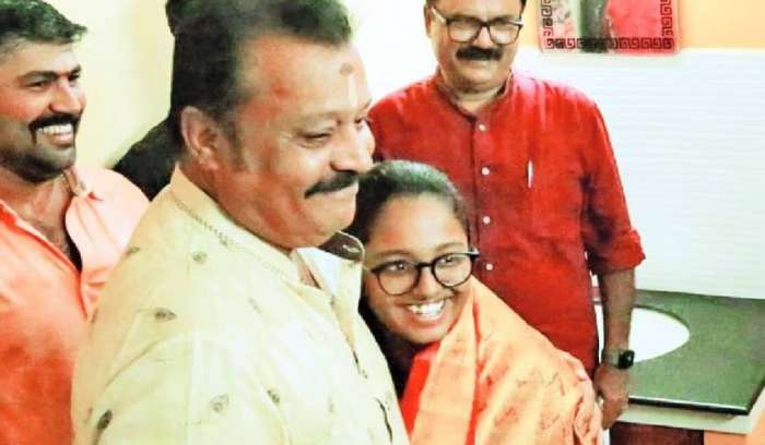 Suresh-Gopi-congratulates-the-Plus-2-student