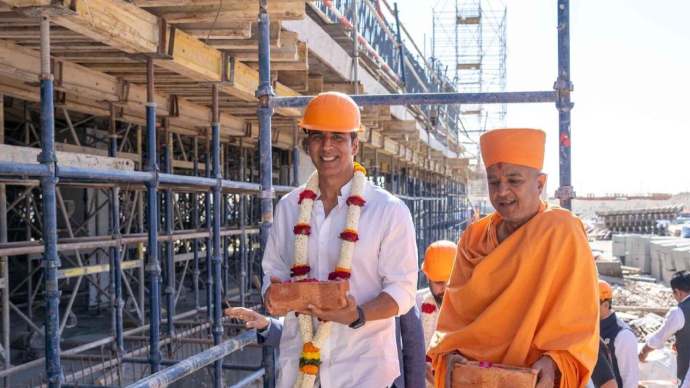 -akshay-kumar-visits-abu-dhabi-hindu-temple-s