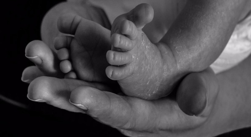 tribal woman give birth to baby inside jeep