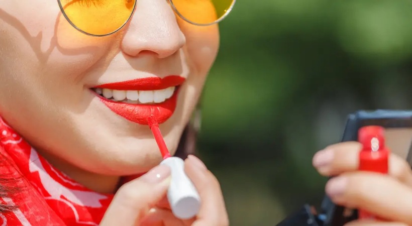 Can your lipstick shade affect the shade of your teeth?