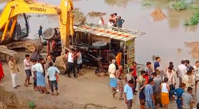 10 Dead After Truck Falls In Madhya Pradesh River (1)