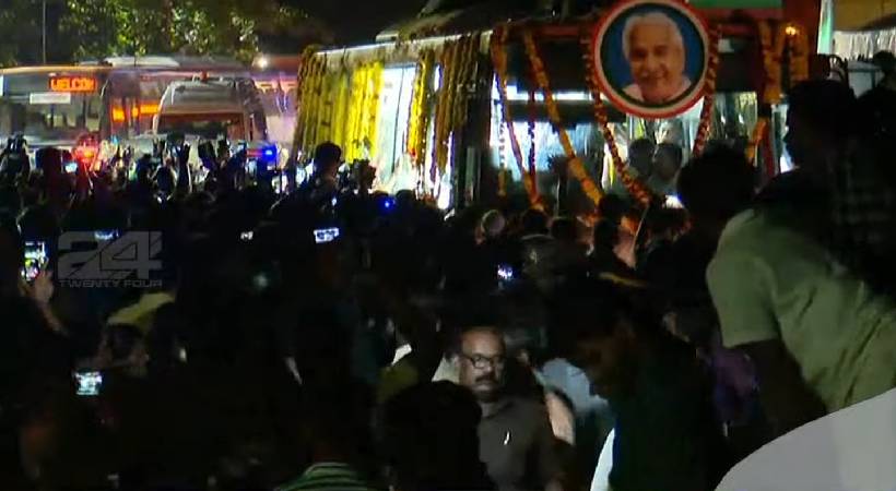 oommen chandy funeral procession reached adoor
