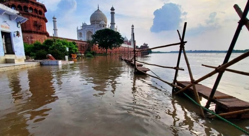 Overflowing Yamuna reaches Taj Mahal walls