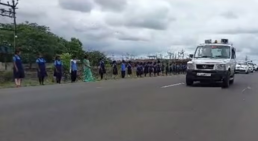 Schoolchildren made to stand on road to welcome minister