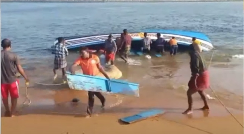 fishing boat overturned in Muthalapozhi