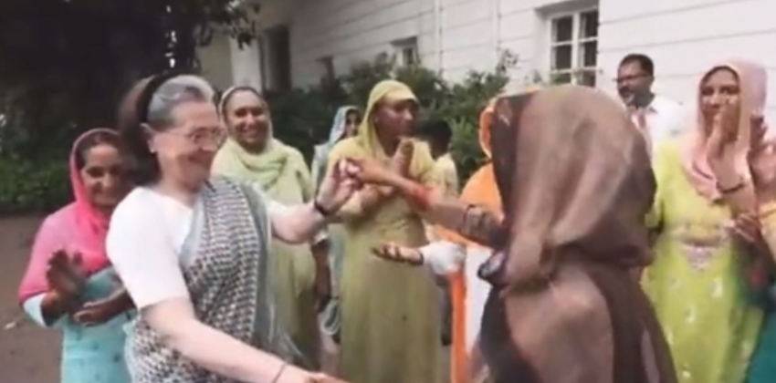 sonia-gandhi-dances-with-women-farmers-from-haryana