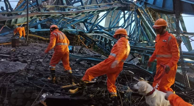 14 Workers Crushed To Death in Maharashtra