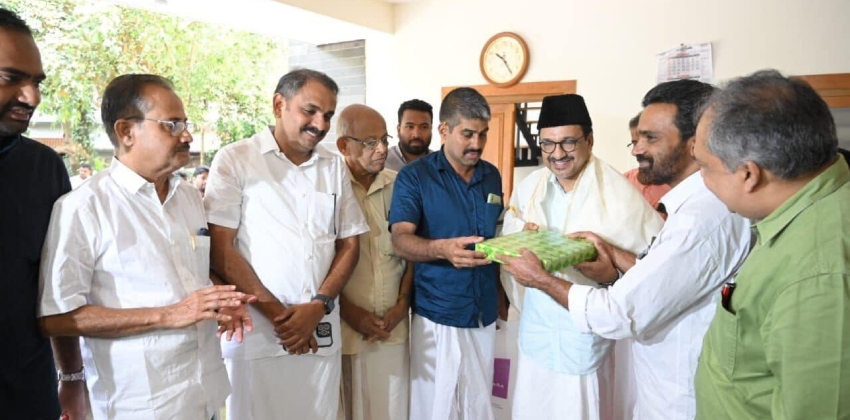 Temple Tantri Brought Onakodi to Sadiqali Shihab Thangal