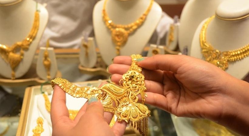 Gold price falls Kerala live updates