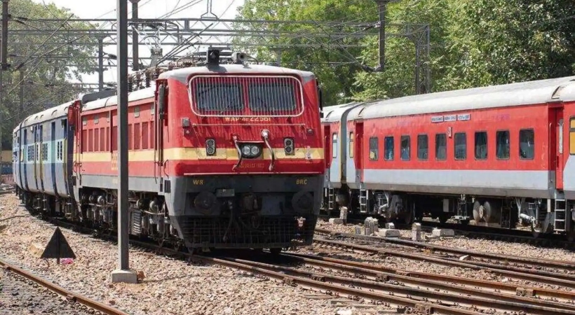 kannur stone pelting trains