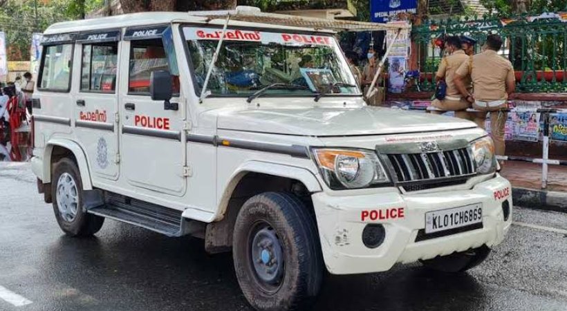 youth arrested with black money and gold bar in Thiruvananthapuram