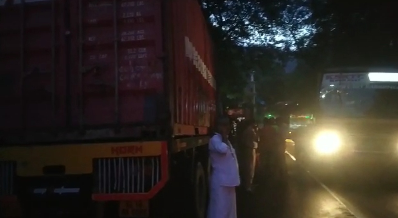 A lorry caught fire at Thamarassery Churam