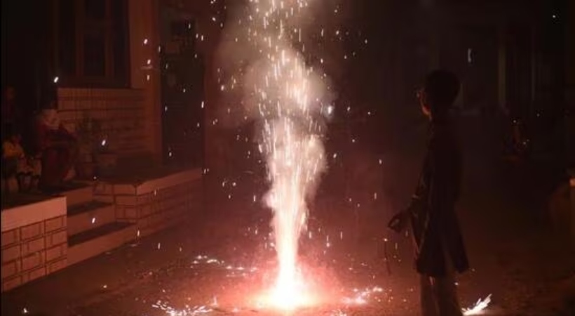 Scared firecrackers sound tourist jumps hotel building