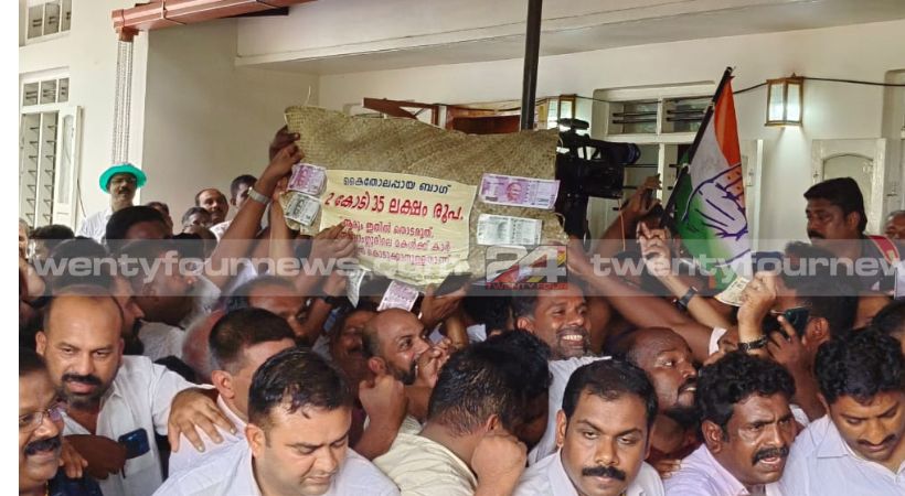 Celebration at Chandy oommen's home Puthuppally by election