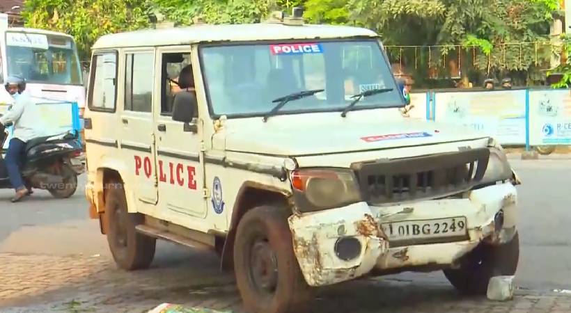 kannur police jeep rammed into petrol pump