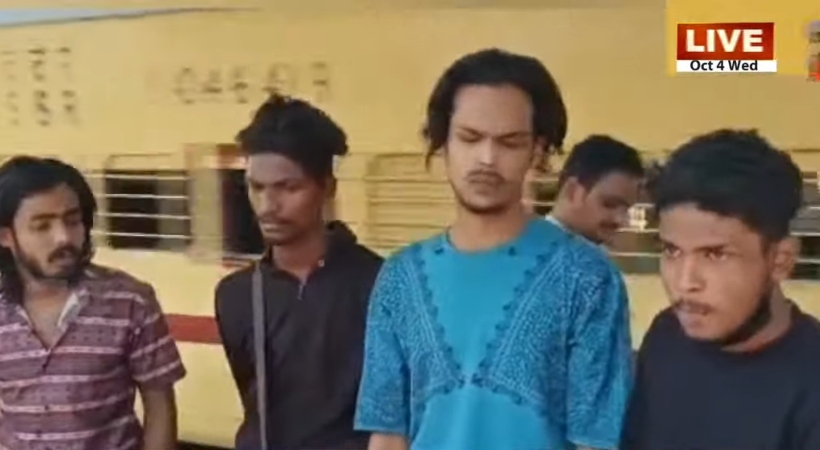 fake gun threaten train passengers 4 held
