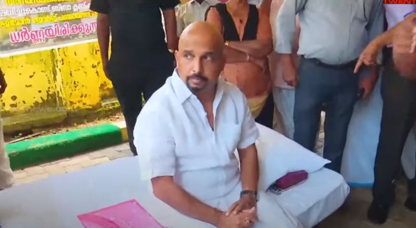 Non-resident businessman's hunger strike in front of Kottayam Manjoor Panchayat office