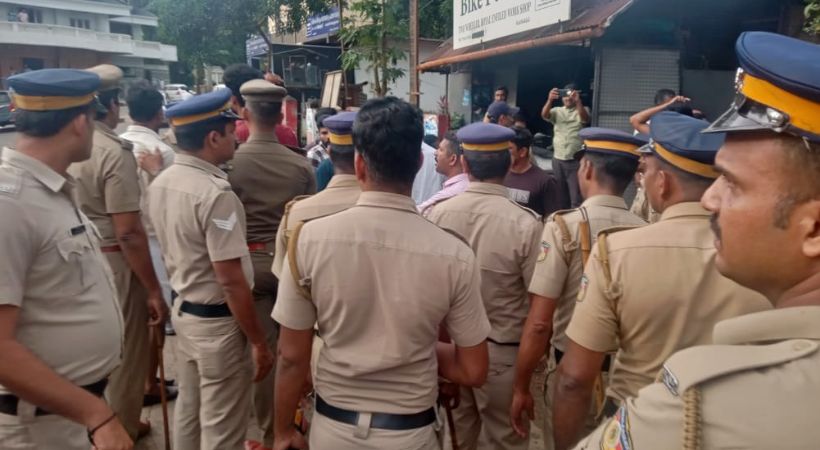 Police arrest Congress workers for staging black flag protests against pinarayi vijayan