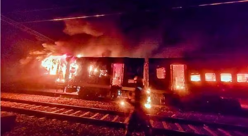train fire uttar pradesh 8 injury