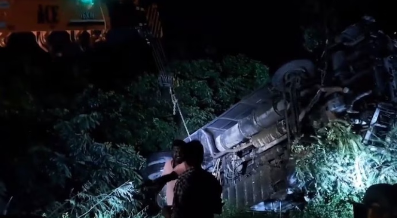 Bus falls into ditch in TamilNadu: One dead 20 injured