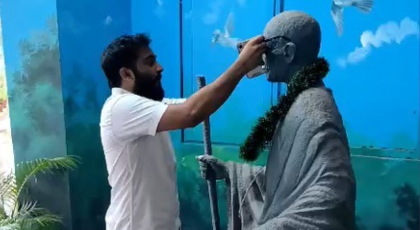 Police registered case against SFI leader who placed cooling glass on Gandhi's statue