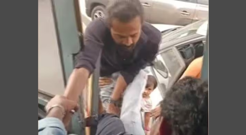 KSRTC driver beaten up in the middle of the road in Aluva