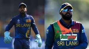 ഏകദിന, ടി20 ക്യാപ്റ്റൻമാരെ പ്രഖ്യാപിച്ച് ശ്രീലങ്ക ഏകദിന, ടി20 ക്യാപ്റ്റൻമാരെ പ്രഖ്യാപിച്ച് ശ്രീലങ്ക. സിംബാബ്‌വെയ്‌ക്കെതിരായ ഹോം പരമ്പരയ്ക്ക് മുന്നോടിയായാണ് പ്രഖ്യാപനം. കുശാൽ മെൻഡിസ് ഏകദിന ടീമിനെയും ടി20 ടീമിനെ വനിന്ദു ഹസരംഗയുമാവും നയിക്കുക. വൈറ്റ് ബോൾ പരമ്പരയ്ക്കുള്ള അന്തിമ ടീമിനെ എസ്എൽസി വൈകാതെ പ്രഖ്യാപിക്കും. ഉപുൽ തരംഗയുടെ നേതൃത്വത്തിലുള്ള പുരുഷ സെലക്ഷൻ കമ്മിറ്റിയാണ് പുതിയ നായകന്മാരെ തെരഞ്ഞെടുത്തത്. അന്താരാഷ്‌ട്ര തലത്തിൽ മെൻഡിസിന് നേതൃപരിചയമുണ്ടെങ്കിലും ഹസരംഗ ഒരു ഫോർമാറ്റിലും ലങ്കൻ ലയൺസിനെ നയിച്ചിട്ടില്ല. ഏകദിന ലോകകപ്പിൽ തുടയെല്ലിന് പരിക്കേറ്റ് ദസുൻ ശങ്ക ടൂർണമെന്റിൽ നിന്ന് പുറത്തായതിനെത്തുടർന്ന് ടീമിനെ നയിച്ചത് മെൻഡിസാണ്. 28 കാരനായ മെൻഡിസിൻ്റെ നായകത്വത്തിൽ 1996 ലോകകപ്പ് ജേതാക്കൾ 7 മത്സരങ്ങളാണ് കഴിഞ്ഞ ലോകകപ്പിൽ കളിച്ചത്. രണ്ടെണ്ണം വിജയിച്ചപ്പോൾ അഞ്ച് എണ്ണം തോറ്റു. 2025 ലെ ഐസിസി ചാമ്പ്യൻസ് ട്രോഫിയിലേക്ക് യോഗ്യത നേടാനും ദ്വീപ് രാഷ്ട്രത്തിന് കഴിഞ്ഞില്ല. രണ്ട് ഫോർമാറ്റിലും ടീമിന്റെ വൈസ് ക്യാപ്റ്റനായി ചാരിത് അസലങ്കയെ തെരഞ്ഞെടുത്തു. Kusal Mendis, Wanindu Hasaranga named captains as Sri Lanka announce preliminary squads for Zimbabwe