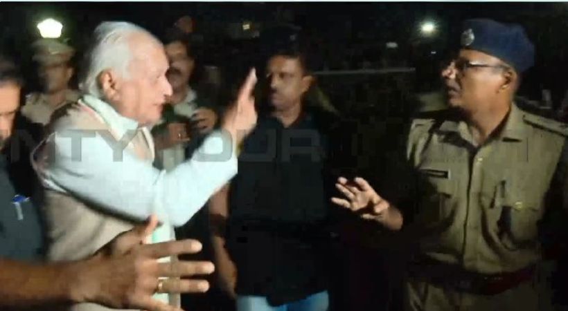 Governor Arif Mohammed Khan made police remove SFI banner