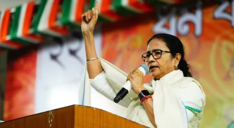 Mamata Banerjee injured in car accident on way to Kolkata