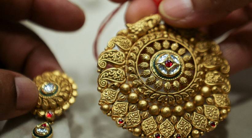 gold rate decreased again by 30rs
