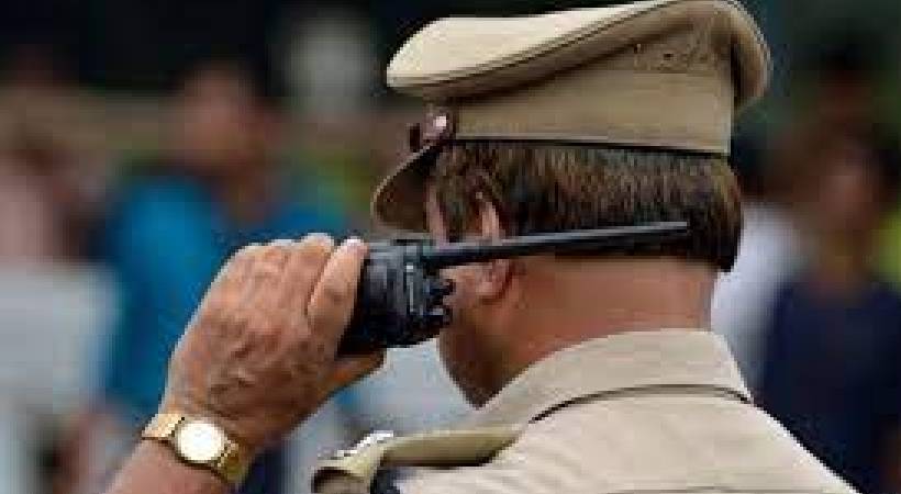 2 policemen gets suspension for accepting bribe from land mafia