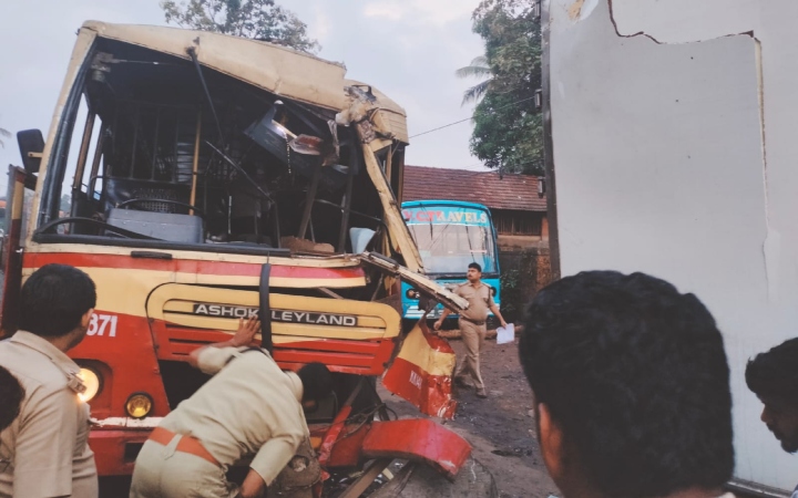 ksrtc lorry accident 12 injury