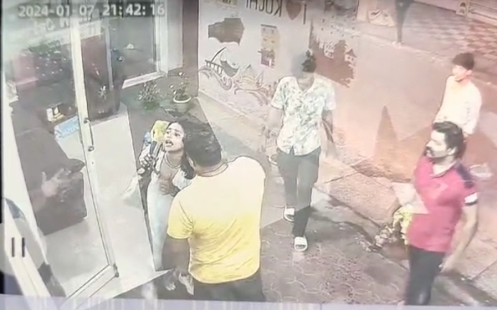 lady beaten up ernakulam 2 arrest