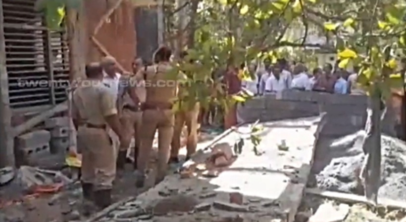 house under construction collapsed and fell on the workers