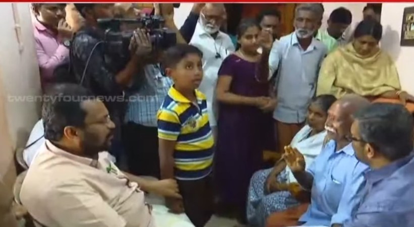 wayanad elephant ajeesh family protest ministers
