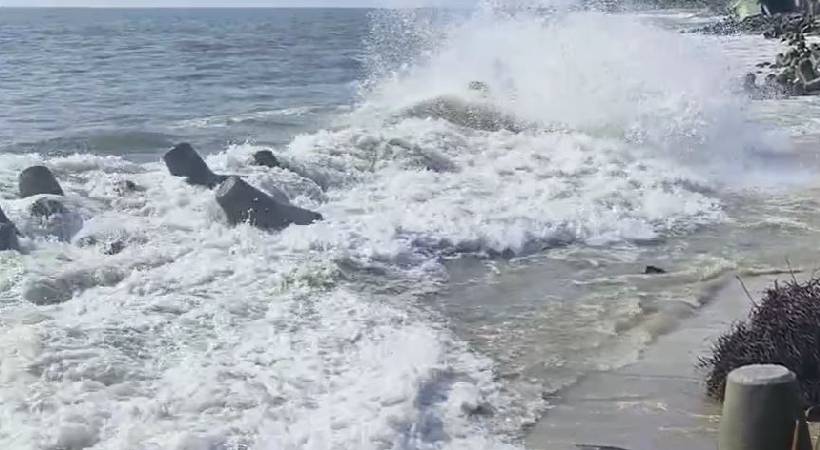 violent sea in thiruvananthapuram and thrissur