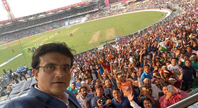 Sourav Ganguly with fans