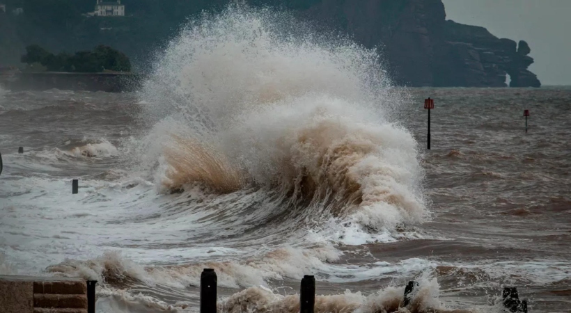 kallakkadal high waves kerala tamilnadu