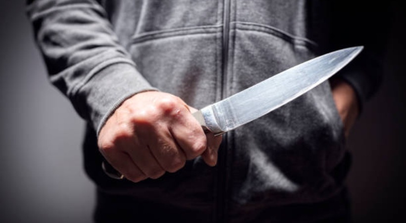 Delayed screen guard gluing, young men threatened mobile shop employees