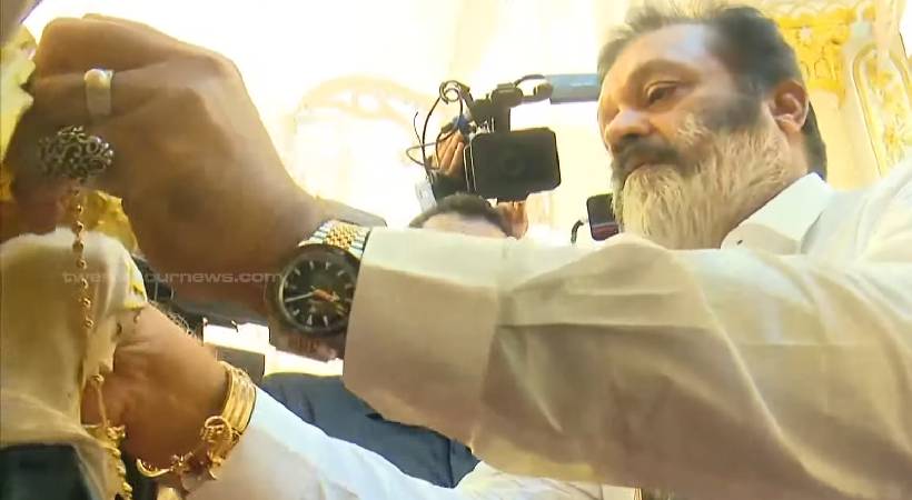 Suresh Gopi gifted golden bead to Lourde Matha