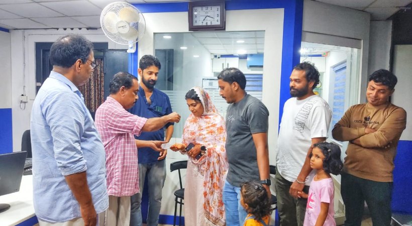 bank employee give back gold ornaments that he found to its owner