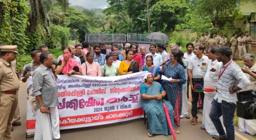 24 Reporter Rubin Lal's mother protest against Athirappally SHO
