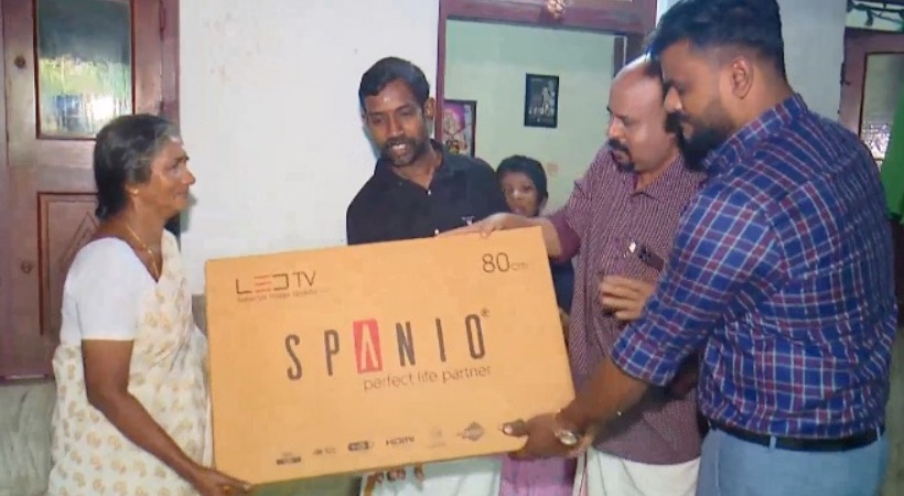 24 gifted new television to siji 24 Prekshakarude jilla sammelanam